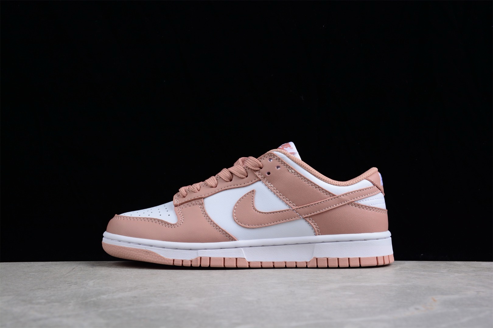 Nike Dunk Low Sneakers